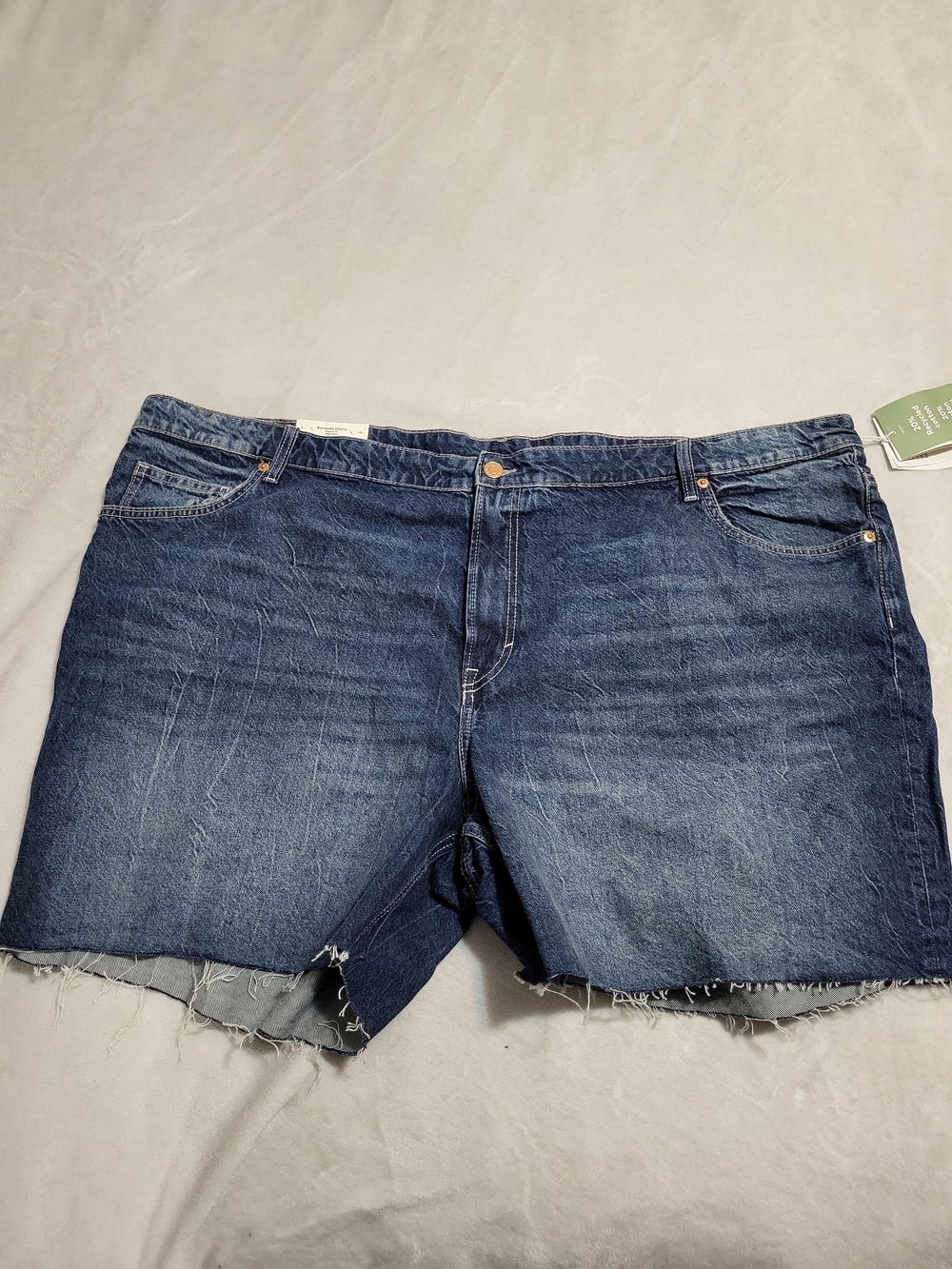 NWT H&M Plus Size 26 Distressed Cutoff Denim Shorts Dark Wash Raw Hem